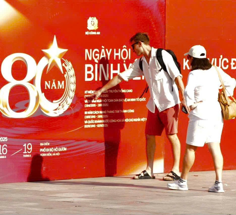 H&agrave; Nội: Phố cổ rợp cờ hoa, du kh&aacute;ch chen ch&acirc;n, h&agrave;o hứng check-in- Ảnh 10.