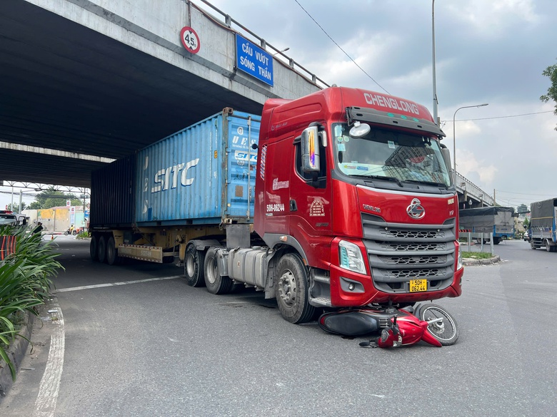 Xe container va chạm xe m&aacute;y, cụ &ocirc;ng 76 tuổi tử vong- Ảnh 2.