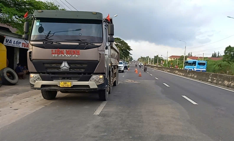 T&ocirc;ng đu&ocirc;i xe tải, một người tử vong tại chỗ- Ảnh 1.