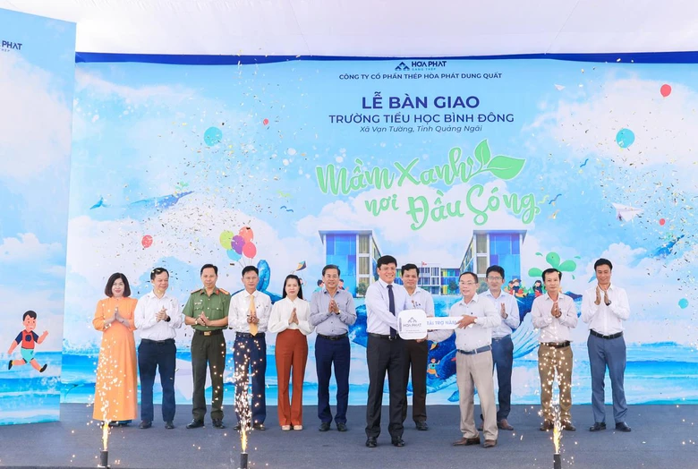H&ograve;a Ph&aacute;t b&agrave;n giao ng&ocirc;i trường trị gi&aacute; 42 tỷ đồng cho tỉnh Quảng Ng&atilde;i- Ảnh 2.