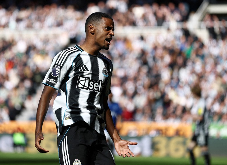 Alexander Isak tự l&agrave;m kh&oacute; m&igrave;nh v&igrave; &ldquo;trở mặt&rdquo; với Newcastle?- Ảnh 2.