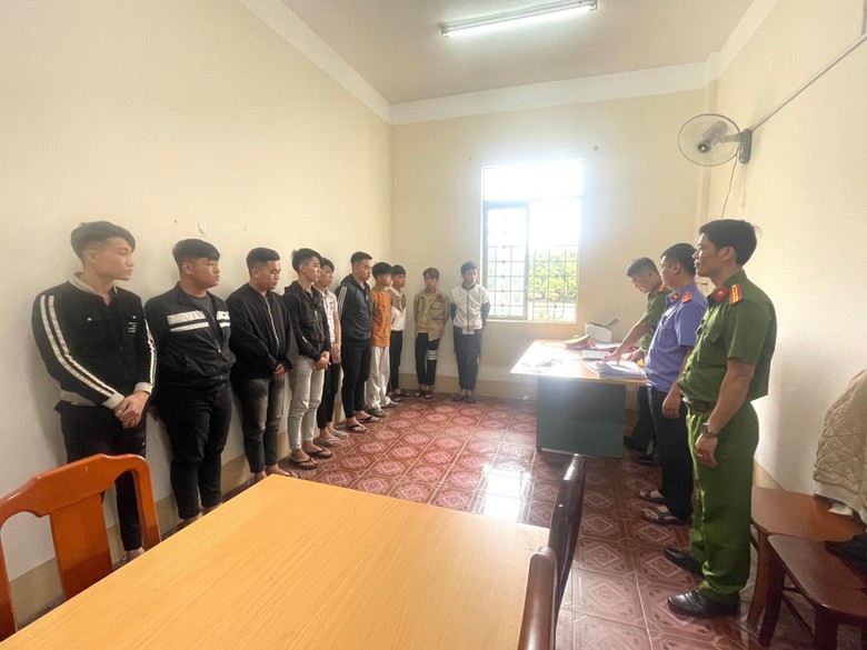 Gia Lai: Khởi tố 11 đối tượng mang hung kh&iacute; rượt đuổi nhau giữa phố- Ảnh 1.