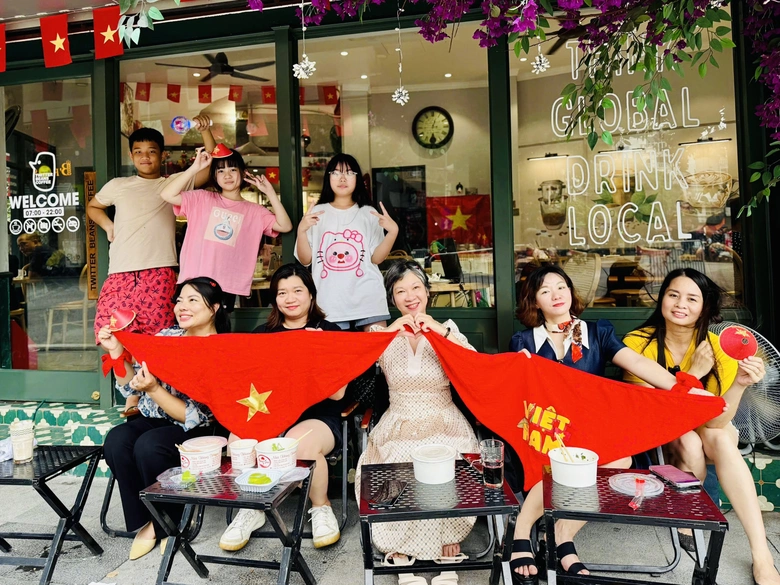Người d&acirc;n h&aacute;o hức, đứng k&iacute;n đường xem tổng hợp luyện diễu binh, diễu h&agrave;nh- Ảnh 10.