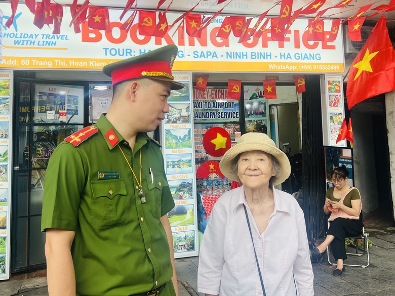 Người d&acirc;n h&aacute;o hức, đứng k&iacute;n đường xem tổng hợp luyện diễu binh, diễu h&agrave;nh- Ảnh 5.