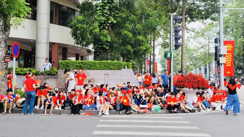 Người d&acirc;n h&aacute;o hức, đứng k&iacute;n đường xem tổng hợp luyện diễu binh, diễu h&agrave;nh- Ảnh 3.
