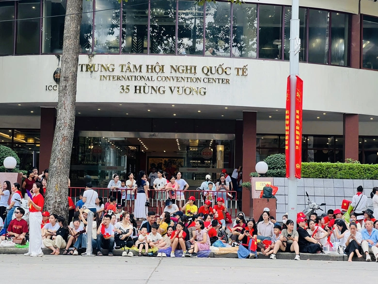 Người d&acirc;n h&aacute;o hức, đứng k&iacute;n đường xem tổng hợp luyện diễu binh, diễu h&agrave;nh- Ảnh 2.