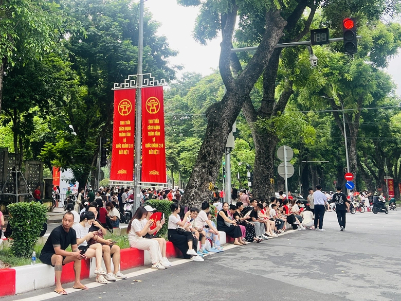 Người d&acirc;n h&aacute;o hức, đứng k&iacute;n đường xem tổng hợp luyện diễu binh, diễu h&agrave;nh- Ảnh 1.
