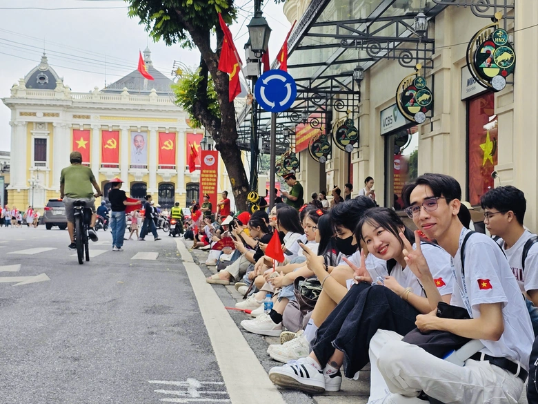 Người d&acirc;n h&aacute;o hức, đứng k&iacute;n đường xem tổng hợp luyện diễu binh, diễu h&agrave;nh- Ảnh 9.