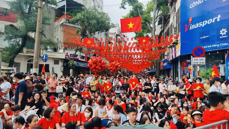 Người d&acirc;n h&aacute;o hức, đứng k&iacute;n đường xem tổng hợp luyện diễu binh, diễu h&agrave;nh- Ảnh 6.