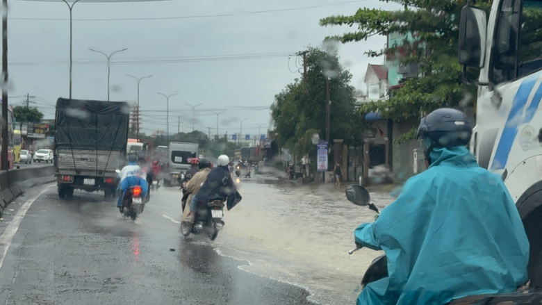 Đồng Nai: Mưa trắng đ&ecirc;m, nh&agrave; d&acirc;n ngập nặng, đường phố kẹt cứng- Ảnh 2.