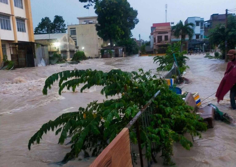 Đồng Nai: Mưa trắng đ&ecirc;m, nh&agrave; d&acirc;n ngập nặng, đường phố kẹt cứng- Ảnh 4.