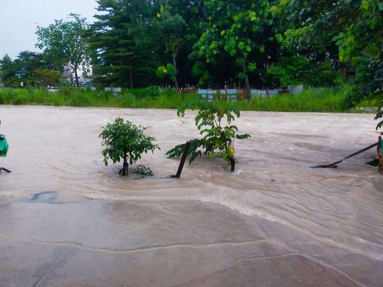 Đồng Nai: Mưa trắng đ&ecirc;m, nh&agrave; d&acirc;n ngập nặng, đường phố kẹt cứng- Ảnh 10.