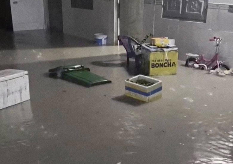 Đồng Nai: Mưa trắng đ&ecirc;m, nh&agrave; d&acirc;n ngập nặng, đường phố kẹt cứng- Ảnh 9.