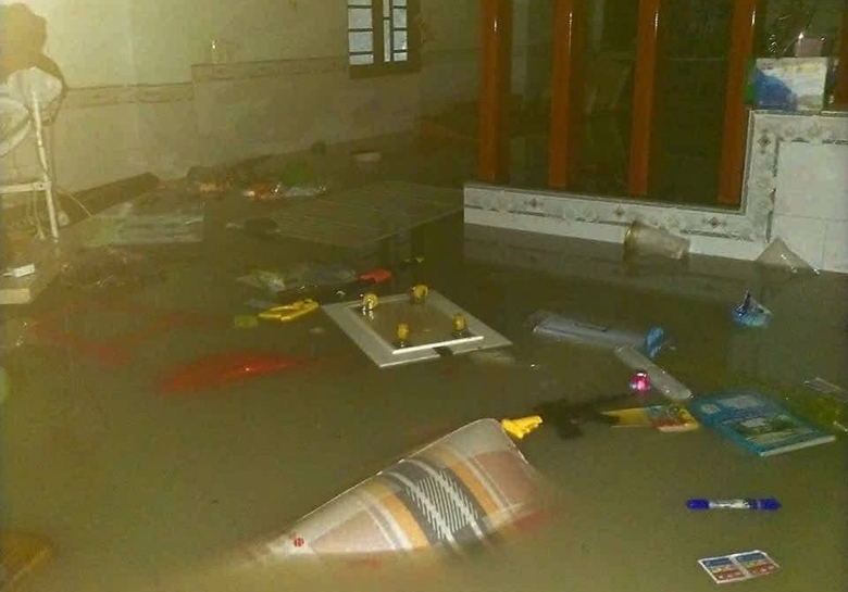 Đồng Nai: Mưa trắng đ&ecirc;m, nh&agrave; d&acirc;n ngập nặng, đường phố kẹt cứng- Ảnh 7.