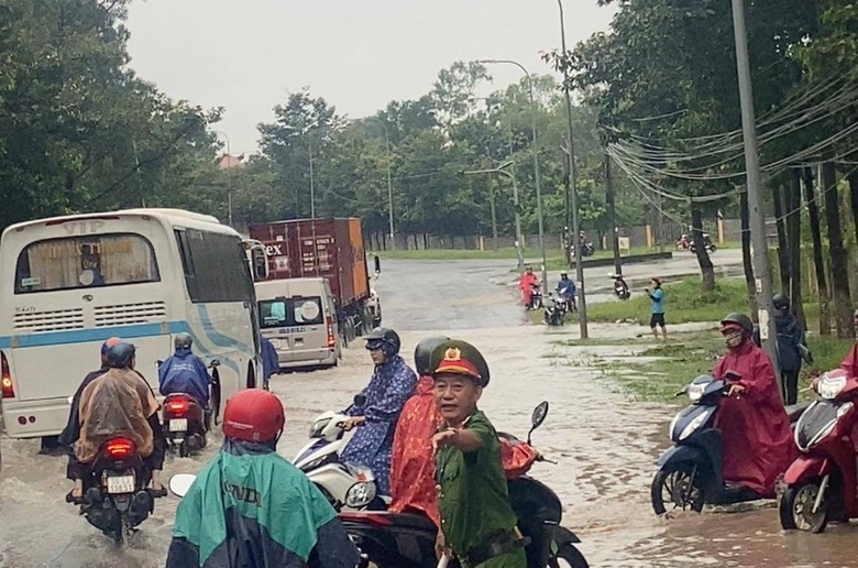 Đồng Nai: Mưa trắng đ&ecirc;m, nh&agrave; d&acirc;n ngập nặng, đường phố kẹt cứng- Ảnh 5.