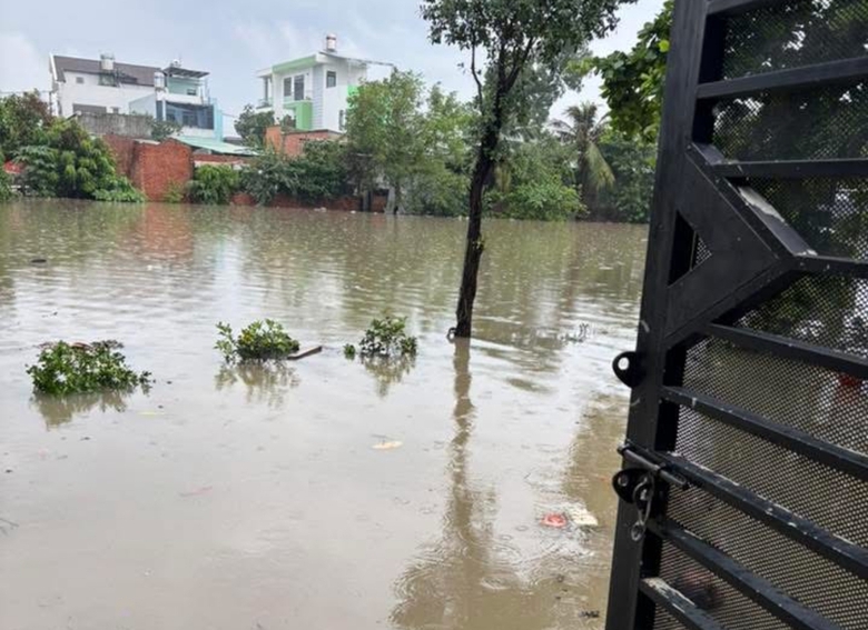 Đồng Nai: Mưa trắng đ&ecirc;m, nh&agrave; d&acirc;n ngập nặng, đường phố kẹt cứng- Ảnh 8.