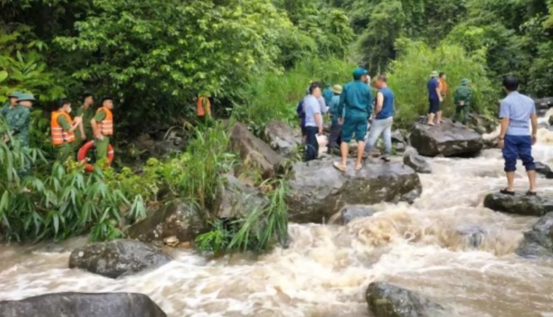 Thanh H&oacute;a: Đ&atilde; t&igrave;m thấy thi thể nạn nh&acirc;n thứ hai trong vụ 2 mẹ con bị lũ cuốn tr&ocirc;i- Ảnh 1.