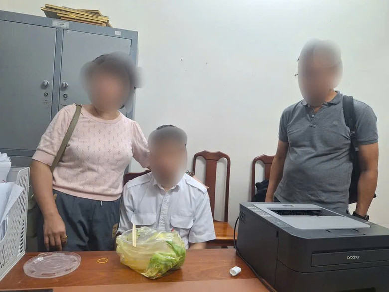 C&ocirc;ng an TP.HCM giải cứu thanh ni&ecirc;n 22 tuổi bị bắt c&oacute;c online- Ảnh 1.