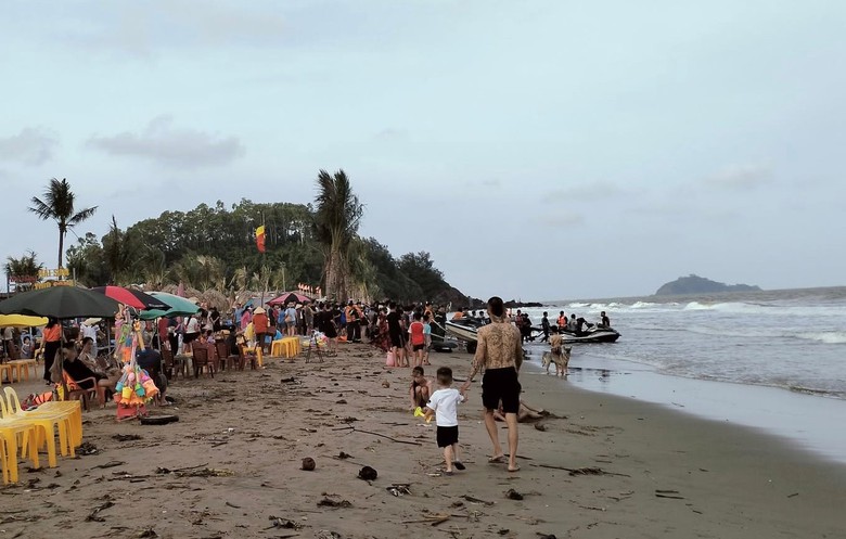 Hai học sinh bị s&oacute;ng cuốn tr&ocirc;i khi tắm biển ở Thanh H&oacute;a- Ảnh 1.