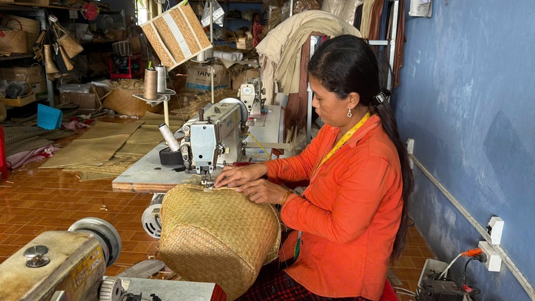 INSEE g&oacute;p một phần nhỏ của m&igrave;nh để hỗ trợ ph&aacute;t triển ti&ecirc;u thụ v&agrave; quảng b&aacute; c&aacute;c hoạt động sản xuất sản phẩm thủ c&ocirc;ng mỹ nghệ từ nguy&ecirc;n liệu cỏ b&agrave;ng