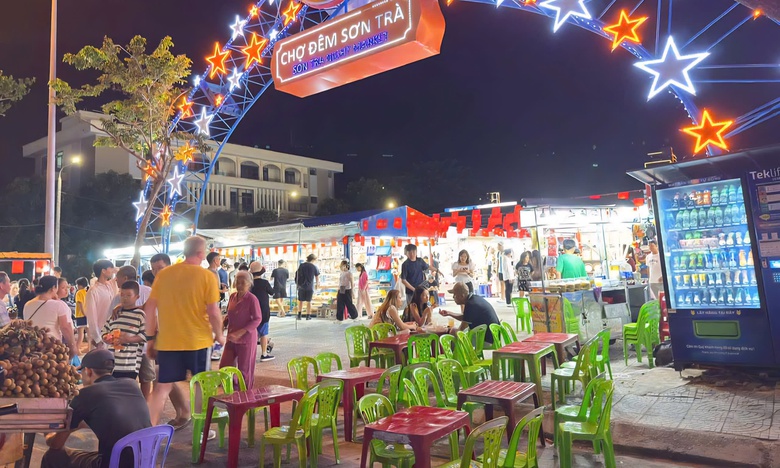 Chợ đêm du lịch Đà Nẵng nhếch nhác vì hàng rong- Ảnh 1. Chợ đêm du lịch Đà Nẵng nhếch nhác vì hàng rong- Ảnh 1.