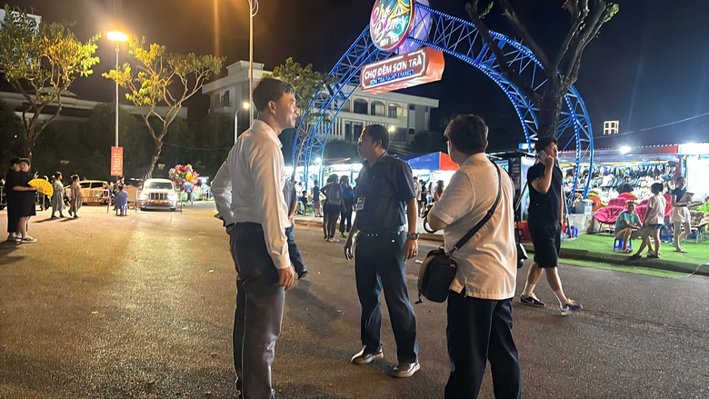 Chợ đêm du lịch Đà Nẵng nhếch nhác vì hàng rong- Ảnh 2. Chợ đêm du lịch Đà Nẵng nhếch nhác vì hàng rong- Ảnh 2.