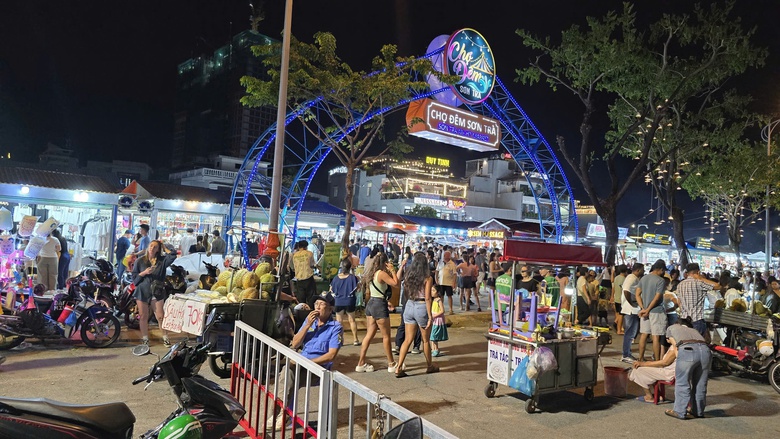 Chợ đêm du lịch Đà Nẵng nhếch nhác vì hàng rong- Ảnh 3. Chợ đêm du lịch Đà Nẵng nhếch nhác vì hàng rong- Ảnh 3.