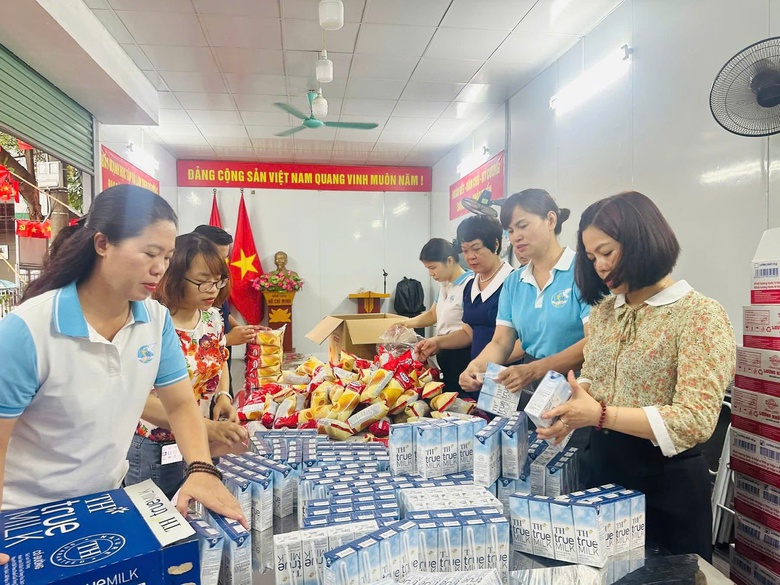 Phụ nữ Thủ đ&ocirc; ph&aacute;t nước, đồ ăn miễn ph&iacute; cho b&agrave; con xem hợp luyện diễu binh 2/9- Ảnh 18.