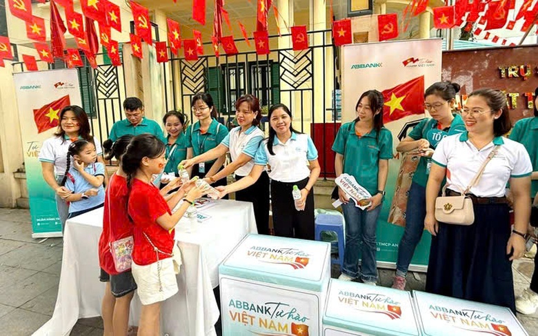 Phụ nữ Thủ đ&ocirc; ph&aacute;t nước, đồ ăn miễn ph&iacute; cho b&agrave; con xem hợp luyện diễu binh 2/9- Ảnh 1.