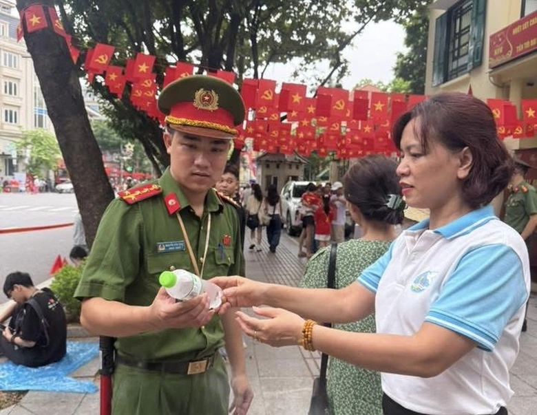 Phụ nữ Thủ đ&ocirc; ph&aacute;t nước, đồ ăn miễn ph&iacute; cho b&agrave; con xem hợp luyện diễu binh 2/9- Ảnh 4.