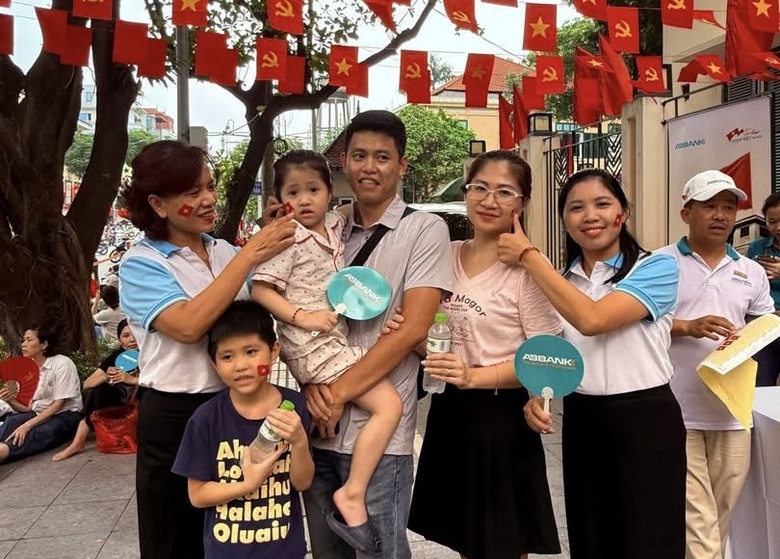 Phụ nữ Thủ đ&ocirc; ph&aacute;t nước, đồ ăn miễn ph&iacute; cho b&agrave; con xem hợp luyện diễu binh 2/9- Ảnh 8.