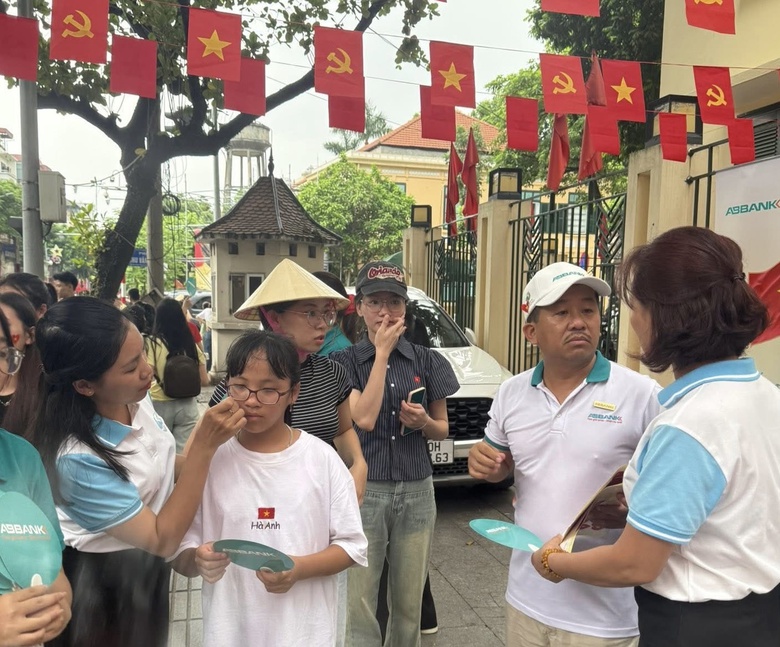 Phụ nữ Thủ đ&ocirc; ph&aacute;t nước, đồ ăn miễn ph&iacute; cho b&agrave; con xem hợp luyện diễu binh 2/9- Ảnh 7.