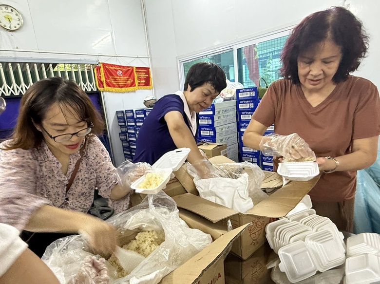 Phụ nữ Thủ đ&ocirc; ph&aacute;t nước, đồ ăn miễn ph&iacute; cho b&agrave; con xem hợp luyện diễu binh 2/9- Ảnh 10.