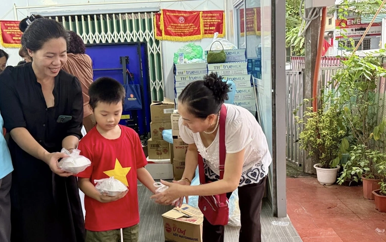 Phụ nữ Thủ đ&ocirc; ph&aacute;t nước, đồ ăn miễn ph&iacute; cho b&agrave; con xem hợp luyện diễu binh 2/9- Ảnh 12.