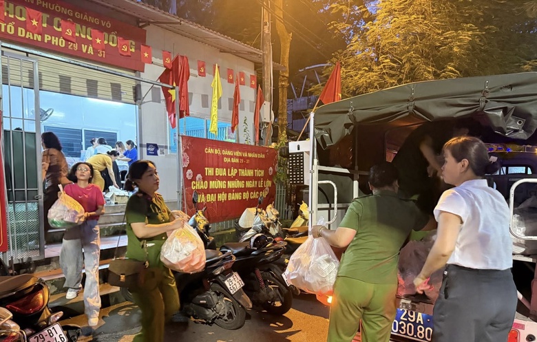 Phụ nữ Thủ đ&ocirc; ph&aacute;t nước, đồ ăn miễn ph&iacute; cho b&agrave; con xem hợp luyện diễu binh 2/9- Ảnh 13.