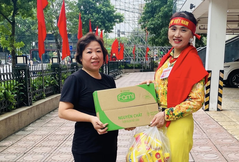 Phụ nữ Thủ đ&ocirc; ph&aacute;t nước, đồ ăn miễn ph&iacute; cho b&agrave; con xem hợp luyện diễu binh 2/9- Ảnh 16.