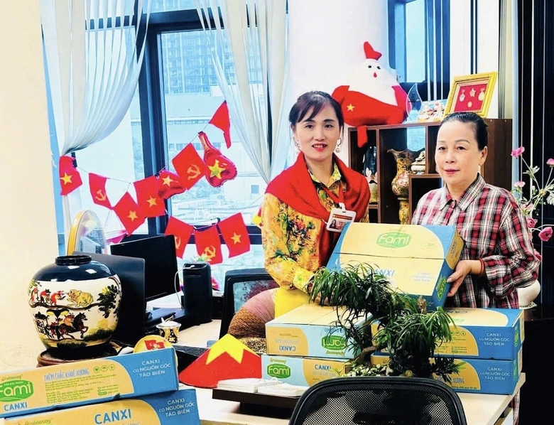 Phụ nữ Thủ đ&ocirc; ph&aacute;t nước, đồ ăn miễn ph&iacute; cho b&agrave; con xem hợp luyện diễu binh 2/9- Ảnh 15.