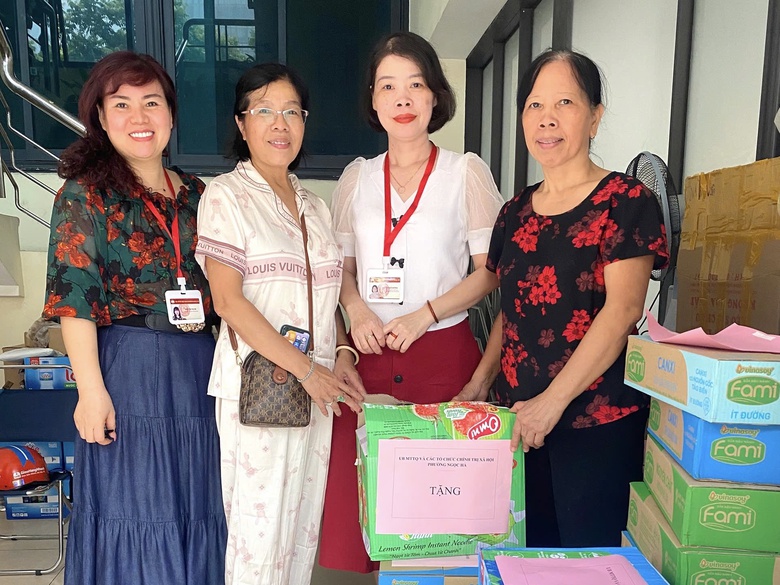Phụ nữ Thủ đ&ocirc; ph&aacute;t nước, đồ ăn miễn ph&iacute; cho b&agrave; con xem hợp luyện diễu binh 2/9- Ảnh 17.