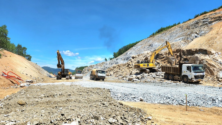 Th&ocirc;ng điểm nghẽn mặt bằng, nh&agrave; thầu tăng tốc thi c&ocirc;ng cao tốc qua Quảng Ng&atilde;i- Ảnh 5.