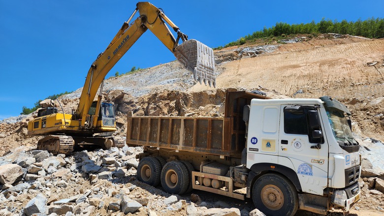 Th&ocirc;ng điểm nghẽn mặt bằng, nh&agrave; thầu tăng tốc thi c&ocirc;ng cao tốc qua Quảng Ng&atilde;i- Ảnh 4.