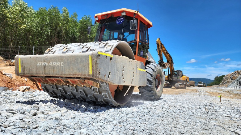 Th&ocirc;ng điểm nghẽn mặt bằng, nh&agrave; thầu tăng tốc thi c&ocirc;ng cao tốc qua Quảng Ng&atilde;i- Ảnh 8.