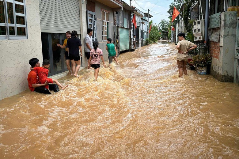 Lũ đổ về khiến hàng trăm nhà dân ngập sâu cả mét, cao tốc qua Đồng Nai ảnh hưởng nặng- Ảnh 12.