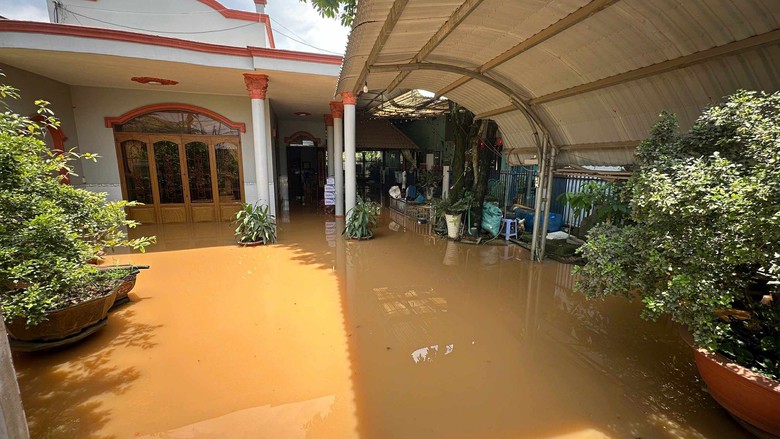 Lũ đổ về khiến hàng trăm nhà dân ngập sâu cả mét, cao tốc qua Đồng Nai ảnh hưởng nặng- Ảnh 4.