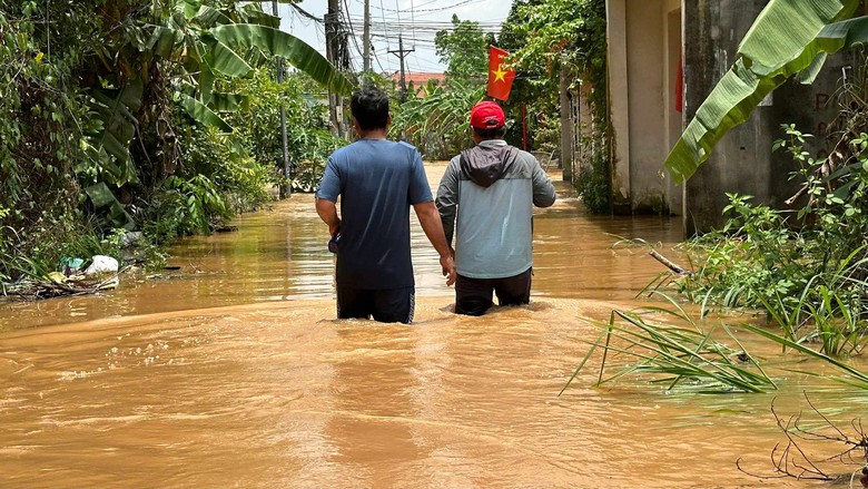 Lũ đổ về khiến hàng trăm nhà dân ngập sâu cả mét, cao tốc qua Đồng Nai ảnh hưởng nặng- Ảnh 3.