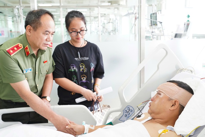 Đại &uacute;y cảnh s&aacute;t cơ động bị "qu&aacute;i xế" t&ocirc;ng đ&atilde; qua cơn nguy kịch- Ảnh 1.