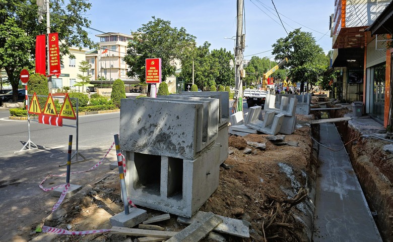 Quảng Trị: Dự &aacute;n trăm tỷ đồng cải tạo vỉa h&egrave; đường H&ugrave;ng Vương đang triển khai thế n&agrave;o?- Ảnh 1.