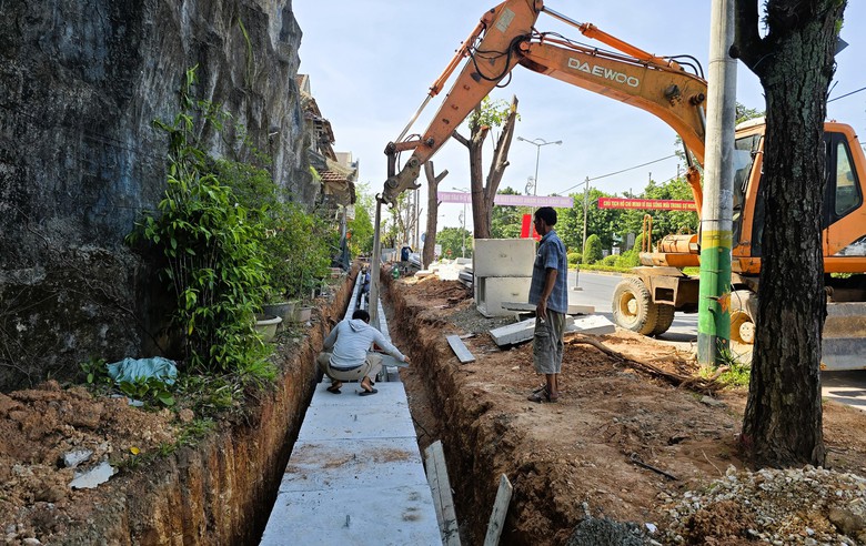 Quảng Trị: Dự &aacute;n trăm tỷ đồng cải tạo vỉa h&egrave; đường H&ugrave;ng Vương đang triển khai thế n&agrave;o?- Ảnh 10.