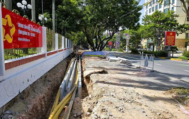 Quảng Trị: Dự &aacute;n trăm tỷ đồng cải tạo vỉa h&egrave; đường H&ugrave;ng Vương đang triển khai thế n&agrave;o?- Ảnh 12.
