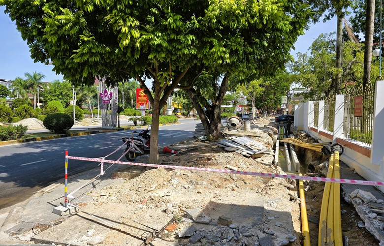 Quảng Trị: Dự &aacute;n trăm tỷ đồng cải tạo vỉa h&egrave; đường H&ugrave;ng Vương đang triển khai thế n&agrave;o?- Ảnh 14.