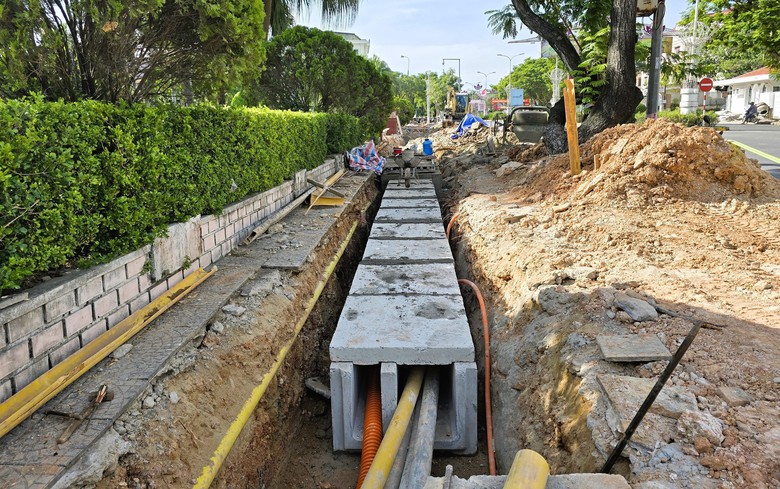 Quảng Trị: Dự &aacute;n trăm tỷ đồng cải tạo vỉa h&egrave; đường H&ugrave;ng Vương đang triển khai thế n&agrave;o?- Ảnh 3.